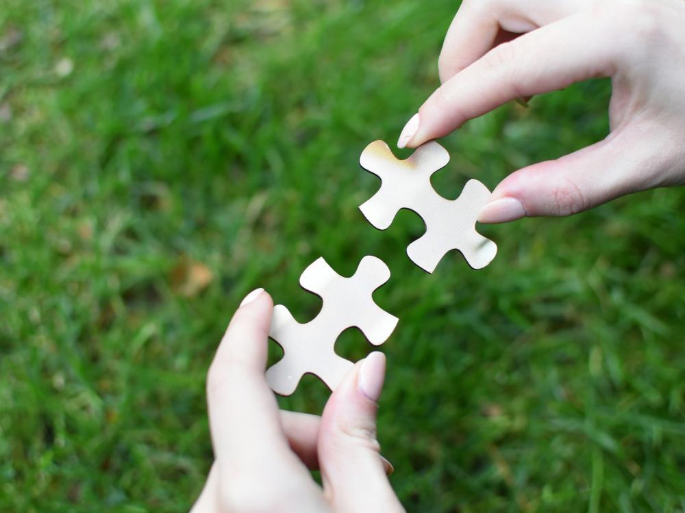 twee puzzelstukken die in elkaar passen